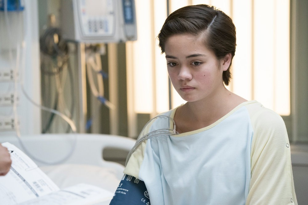 Dania Constantin (Lilly Mei Knowles) est une jeune malade 