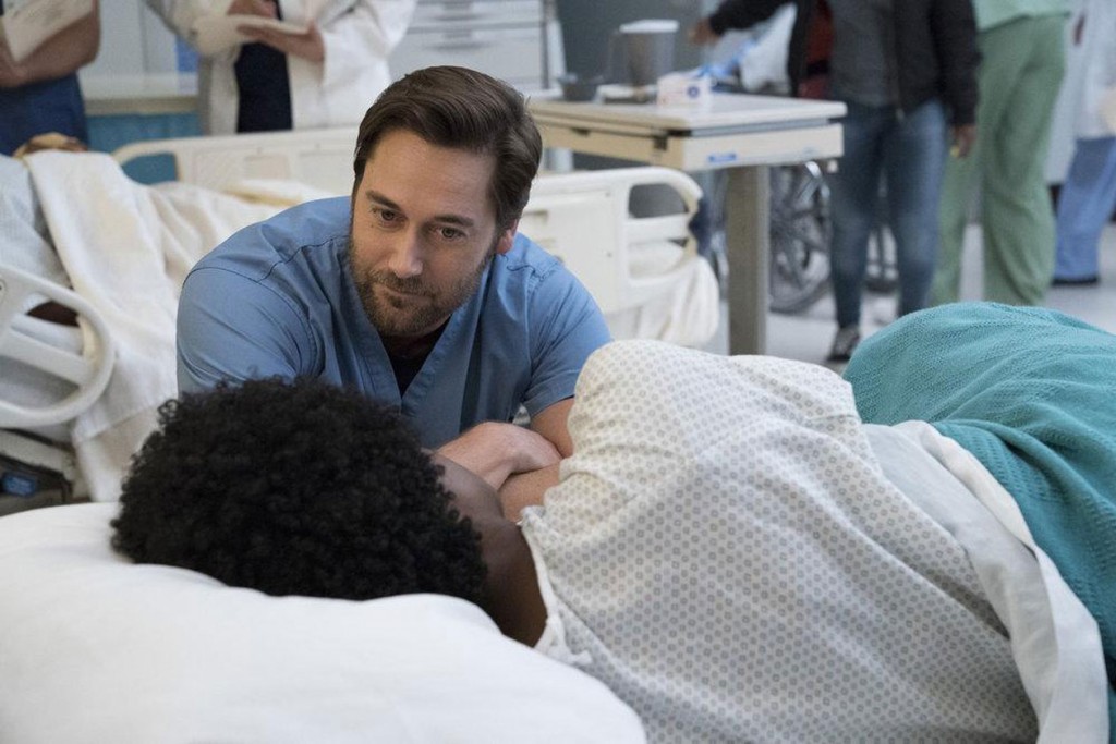 Max Goodwin (Ryan Eggold) au chevet d'une patiente 