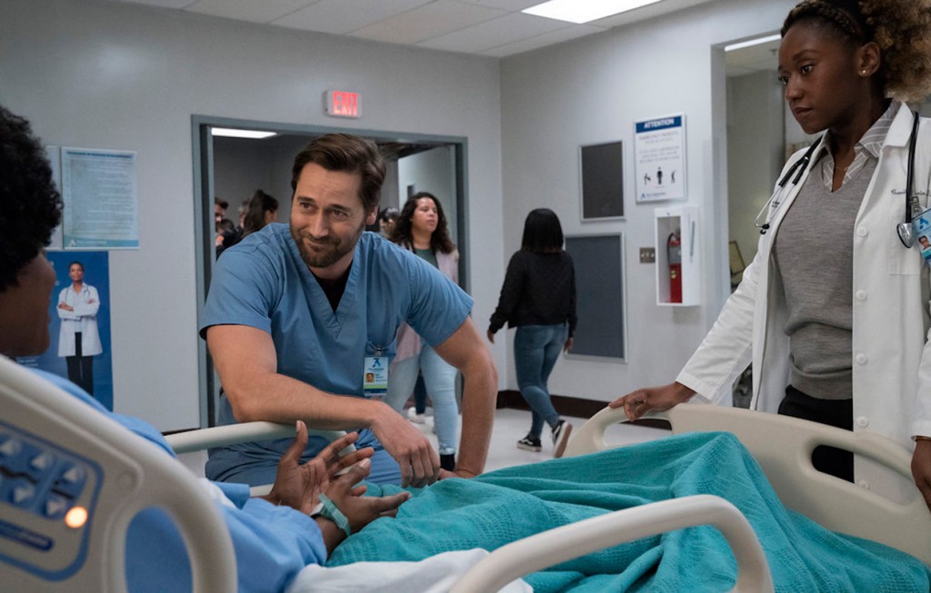Max Goodwin (Ryan Eggold)  et Camila Candelario (Nana Mensah) à l'écoute de  l'une des patientes 