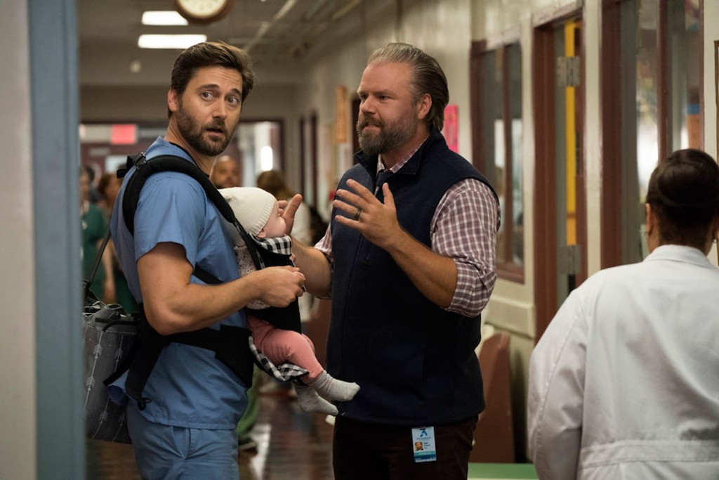Max (Ryan Eggold) porte Luna sa petite fille dans le porte bébé tandis que le docteur Frome ( Tyler Labine) lui parle