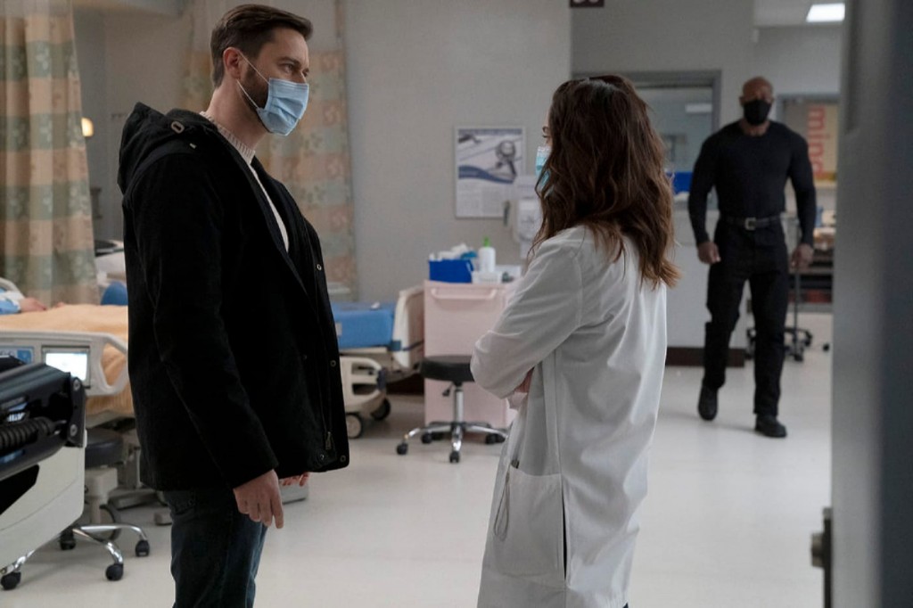Max Goodwin (Ryan Eggold) discute avec le docteur Bloom (Janet Montgomery) aux urgences