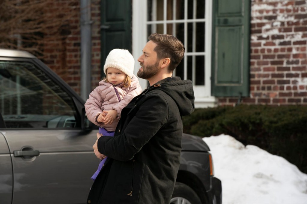 Max ( Ryan Eggold) tient sa fille Luna (Opal/Nora Clow) dans les bras