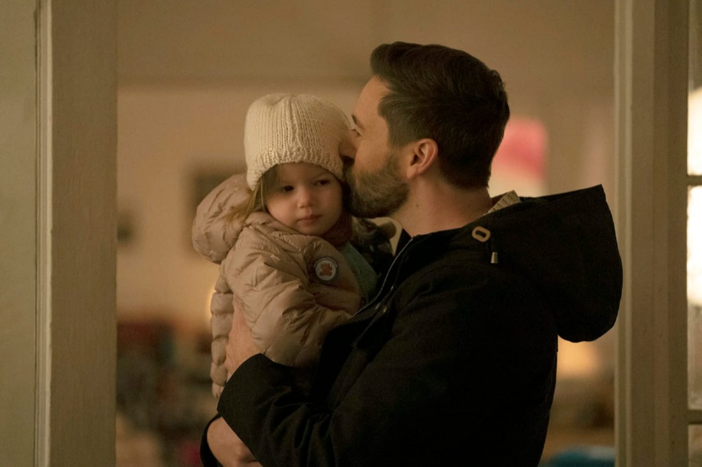 Max (Ryan Eggold) embrasse tendrement sa fille Luna (Opal/Noral Clow)