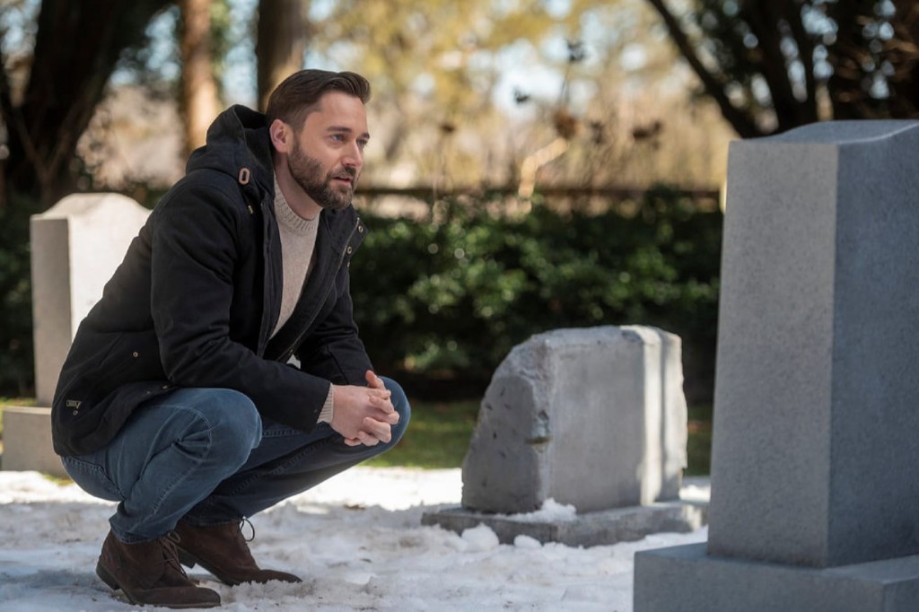 Max se recueille sur la tombe de son épouse décédée