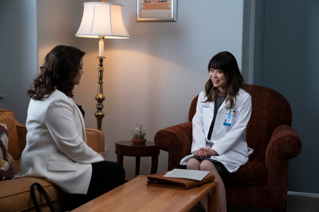 Agnes Kao (Christine Chang) face à un autre médecin