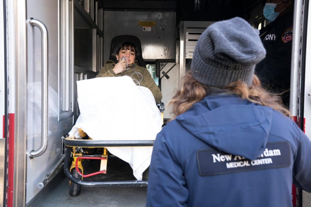 Sydney Nolens (Melanie Diane Mahanna) sur une civière, dans une ambulance