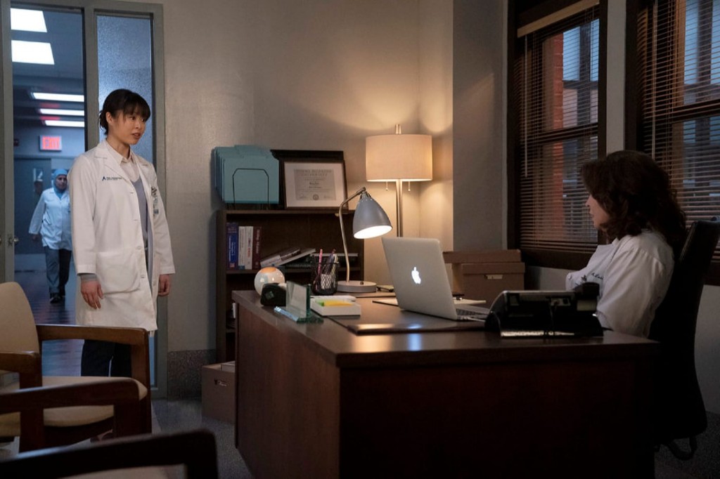Le docteur Morales (Annabella Sciorra) reçoit le docteur Kao (Christine Chang) dans son bureau