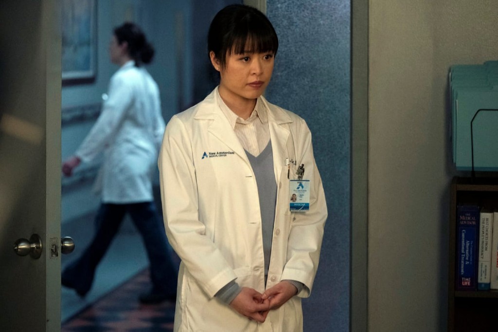 Le docteur Kao (Christine Chang), mal à l'aise dans le bureau de son chef