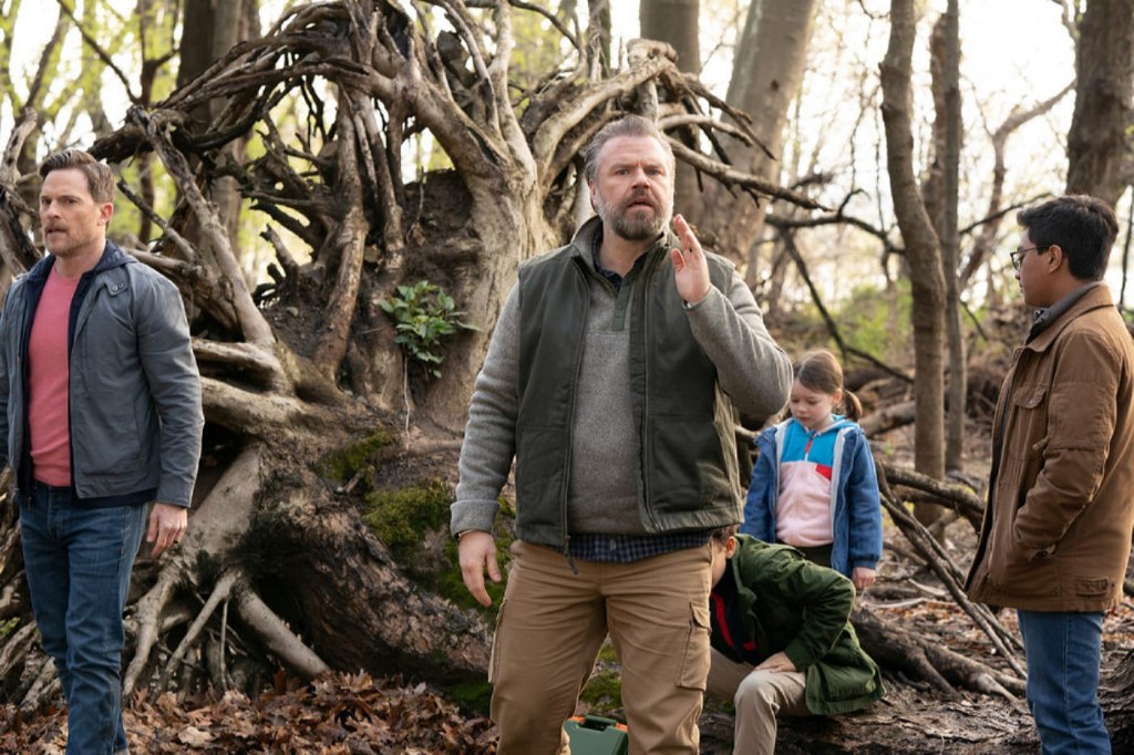 Martin (Mike Doyle ) et Iggy (Tyler Labine) en forêt avec des enfants