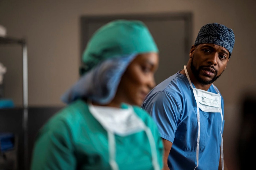 Floyd regarde Dr Lyn Malvo (Frances Turner) en salle d'opération