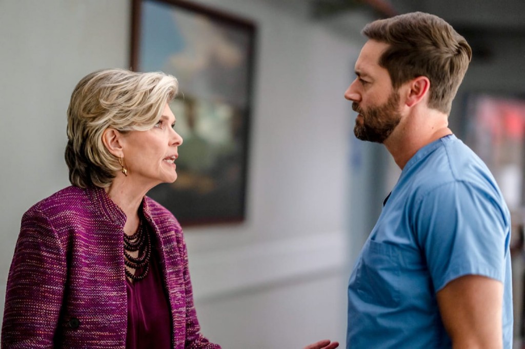 Karen Brantley (Debra Monk) parle avec son directeur médical Max Goodwin (Ryan Eggold)