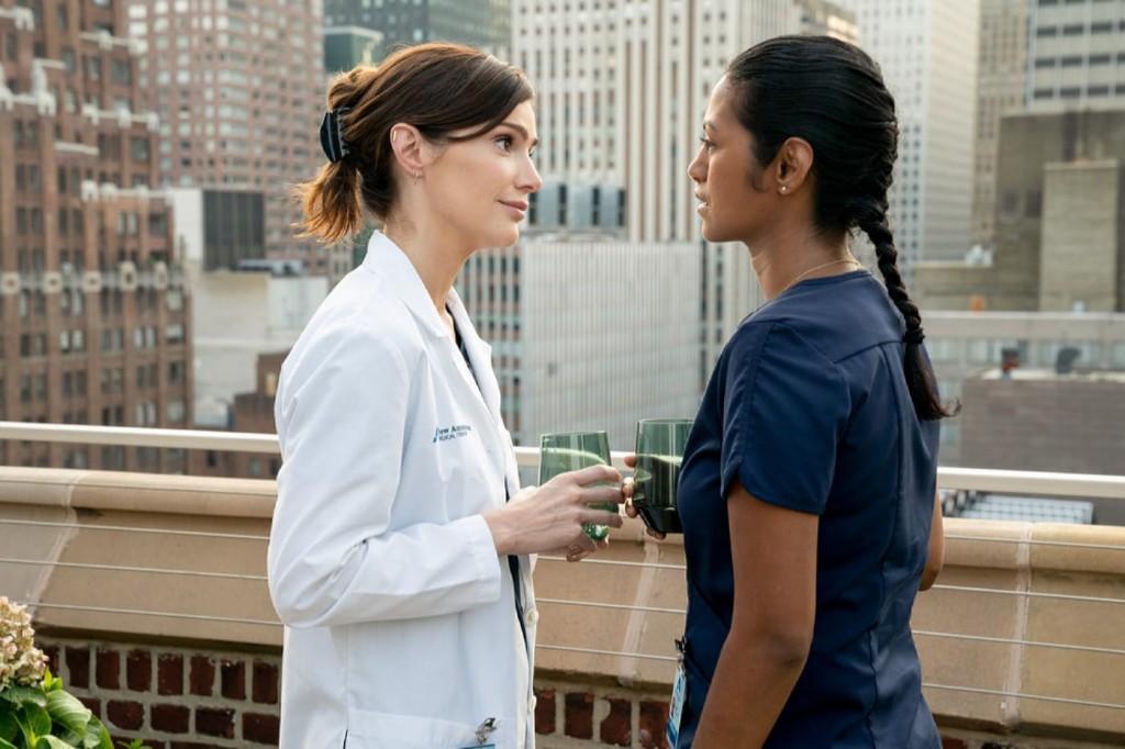Lauren Bloom (Janet Montgomery) et Leyla Shinwari (Shiva Kalaiselvan) se rejoignent sur le toit de l'hôpital