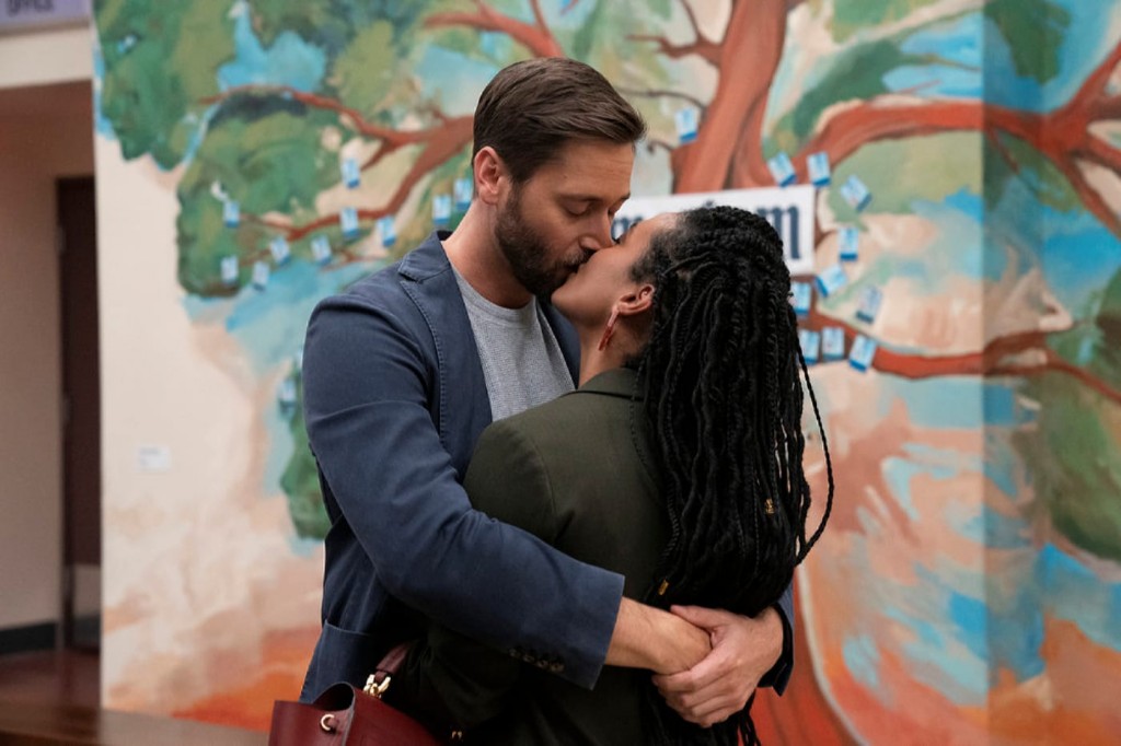 Max (Ryan Eggold) embrasse Helen (Freema Agyeman) dans le hall de New Amsterdam