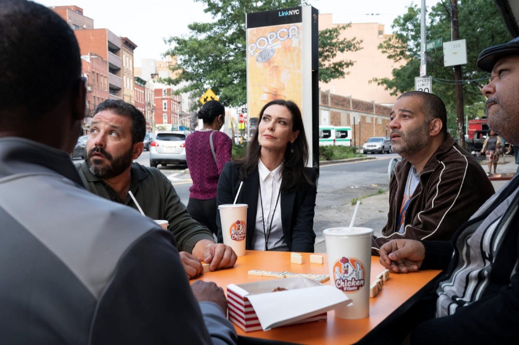 Mikey (Sandor Juan), Veronica Fuentes (Michelle Forbes) et Domino (Danny Garcia) écoutent attentivement Max