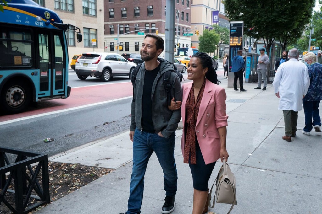 Max (Ryan Eggold) et Helen (Freema Agyeman), heureux,  marchent bras dessus, bras dessous dans la rue