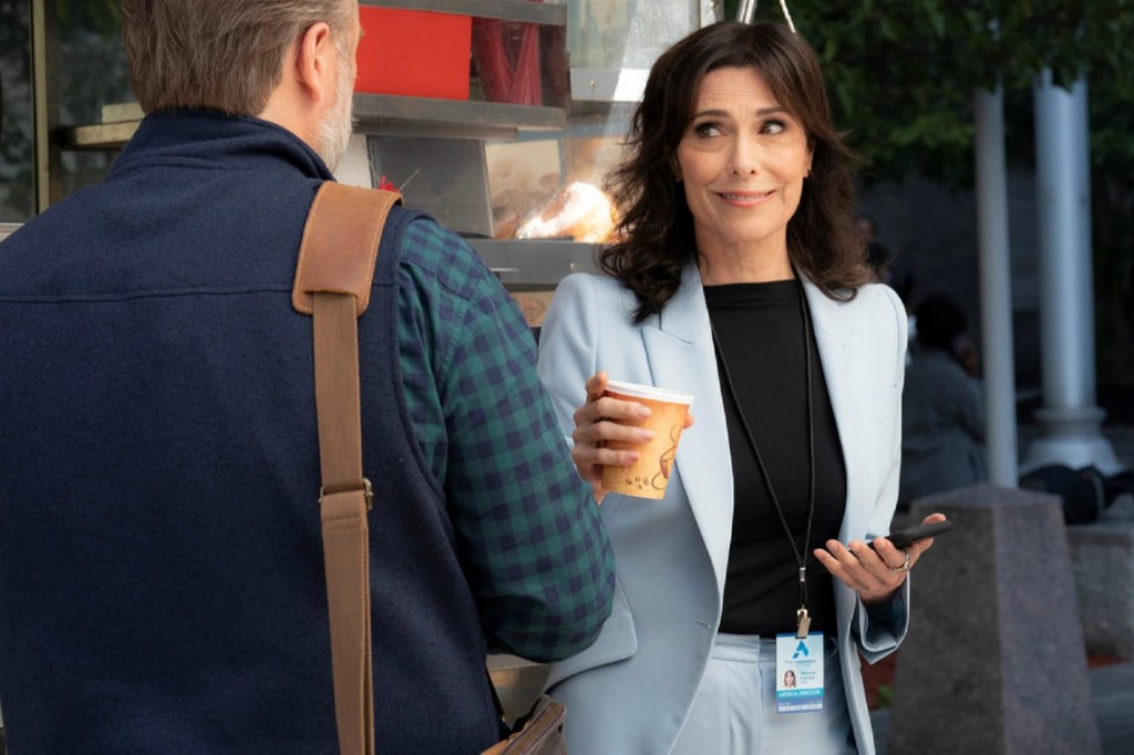 Veronica Fuentes ( Michelle Forbes), un café à la main, discute avec le docteur Frome
