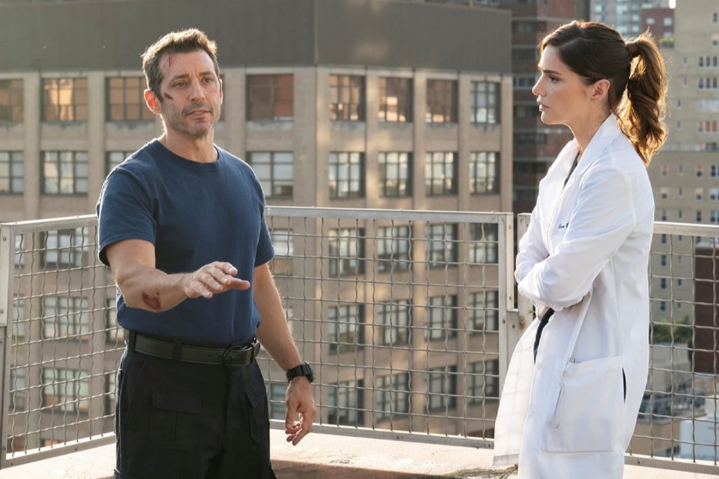 Le secouriste Moreland (Michael Basile), blessé, se retrouve sur le toit de New Amsterdam accompagné de Lauren Bloom (Janet Montgomery)