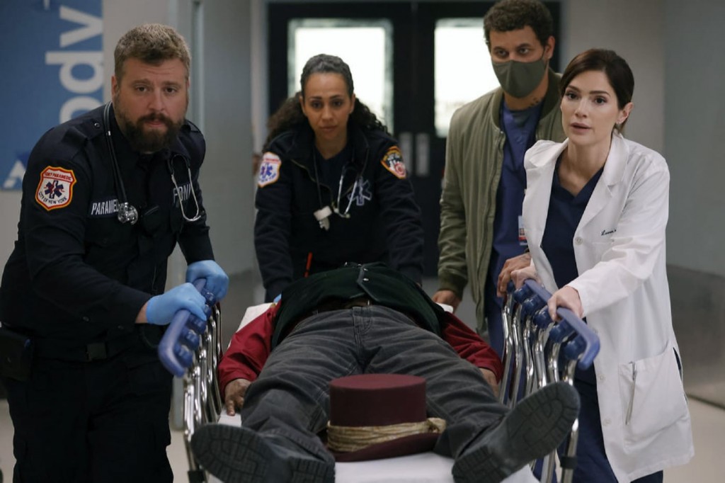 Herrera (Jenna Bosco),  Casey Acosta (Alejandro Hernandez) et le  Dr. Lauren Bloom ( Janet Montgomery) escortent un patient sur une civière à son arrivée