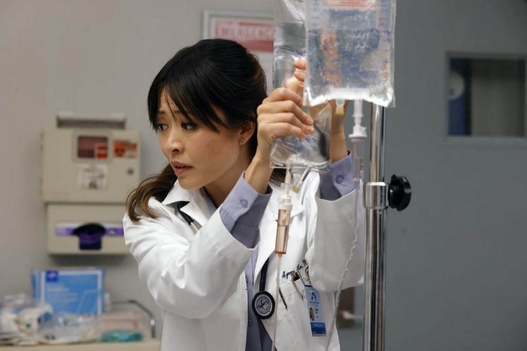  Christine Chang est le  Dr. Agnes Kao, chef du service neurologie, remplaçante du Docteur Kapoor