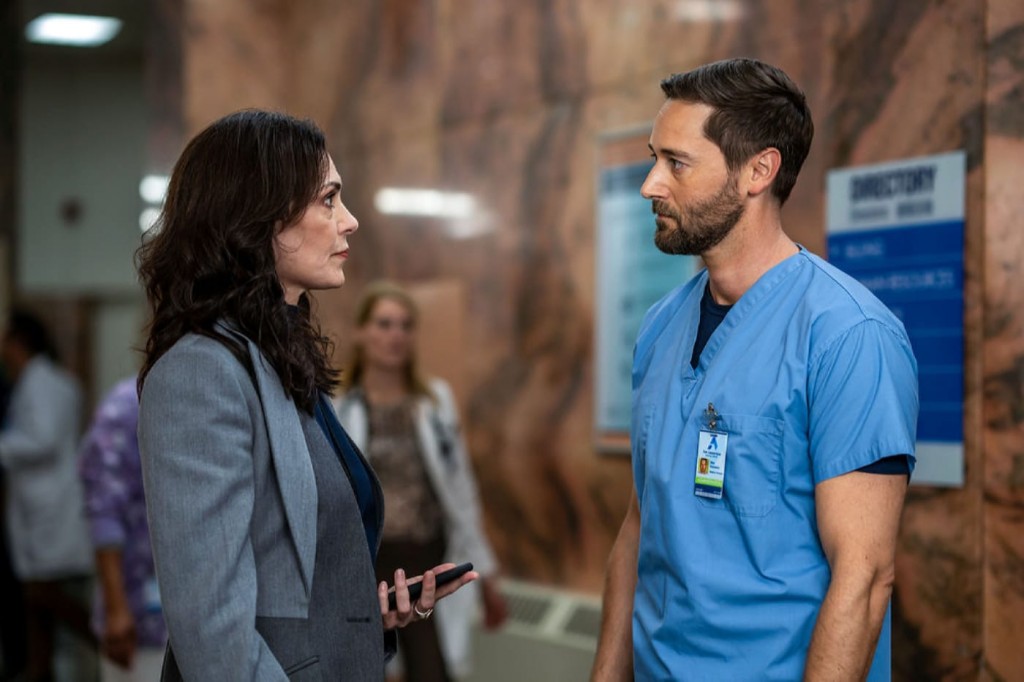  Michelle Forbes interprète Veronica Fuentes et  Ryan Eggold est le docteur Max Goodwin